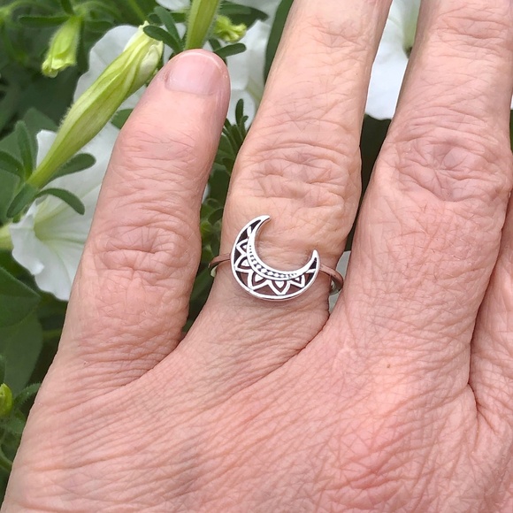 925 Sterling Silver Crescent Moon Ring in Sizes 5-10 - Picture 13 of 13